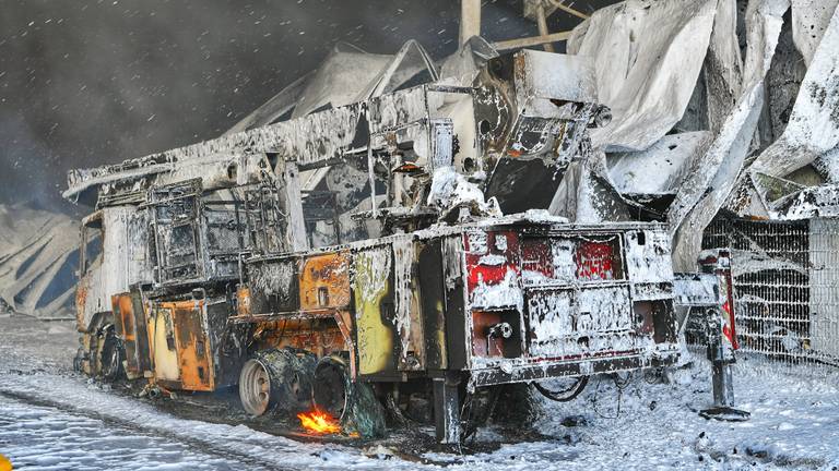 Ook een brandweerwagen moest het ontgelden. (foto: Rico Vogels/SQ Vision Mediaprodukties)