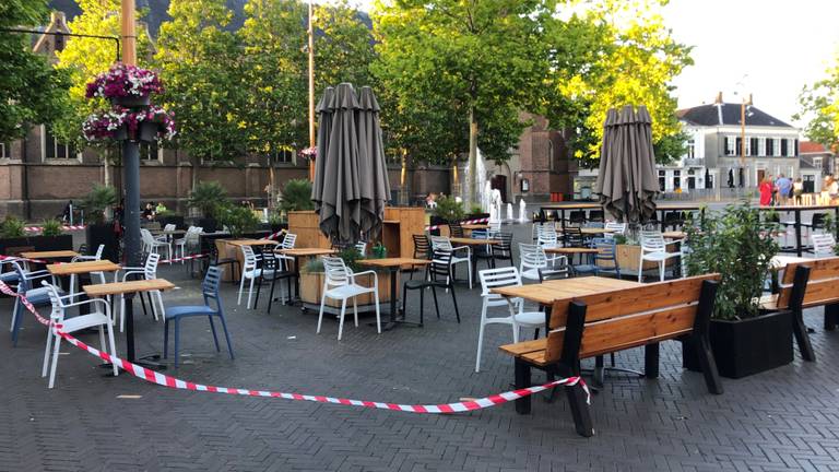 Ook dit terras op de Markt in Oosterhout is er klaar voor. (foto: Jos Verkuijlen)