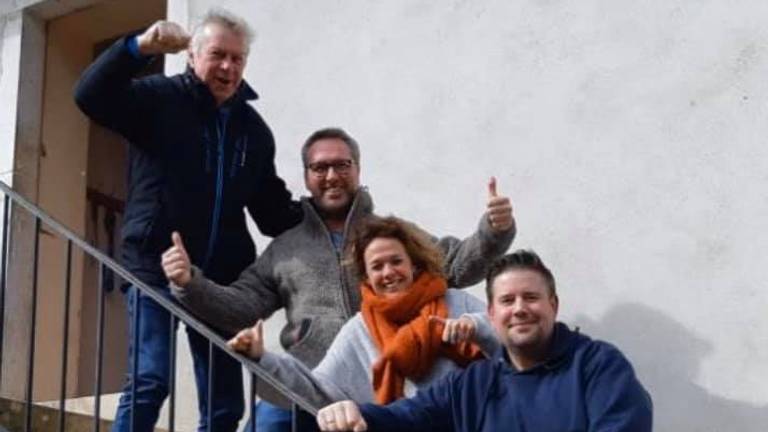 Campingbeheerder Stefaan en vriendin Anneke in het midden tussen eigenaar Jan, links en medebeheerder Jochem , rechts. (Foto: Stefaan Pinckaers)