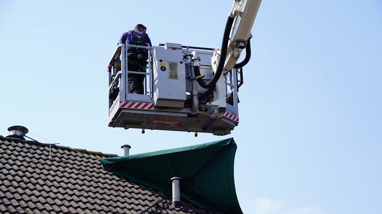 De parasol zat vast aan de schoorsteen (foto: Jeroen Stuve/ SQ Vision).