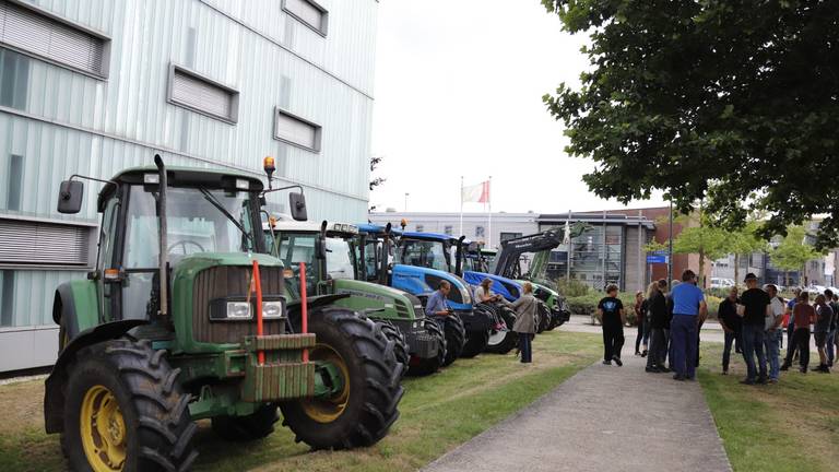 De boeren hebben zich bij het politiebureau in Cuijk verzamelt om aangifte te doen (Foto: SK-Media).