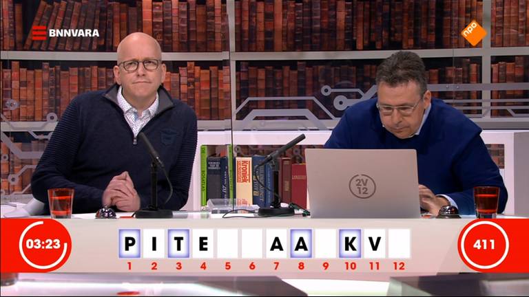 Kristian en Maarten achter de desk bij 2 voor 12 