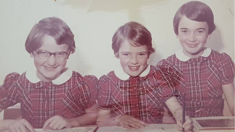 Conny (links) en haar zusjes in het internaat in Berkel-Enschot in 1957. (foto: BHIC)