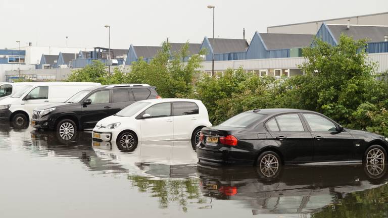 Een ondergelopen parkeerplaats (Foto: Erik Haverhals).