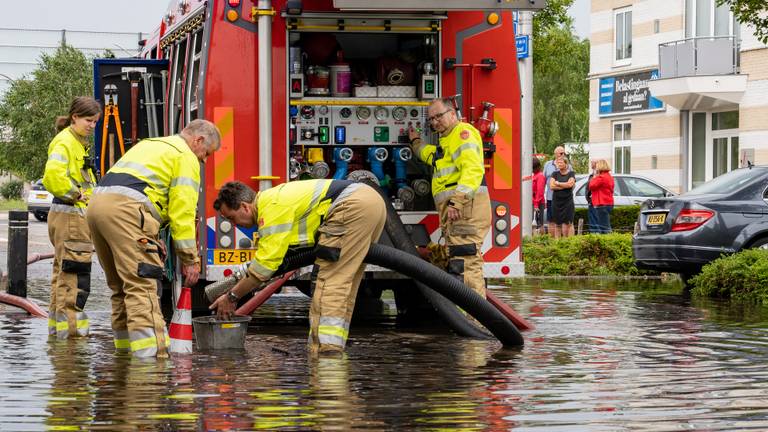 De brandweer is ook te hulp geschoten (Foto: Iwan van Dun). 