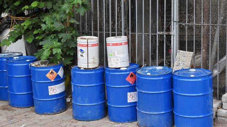 Tonnen met chemicaliën uit het Zundertse lab(foto: Toby de Kort/SQ Vision Mediaproducties) 