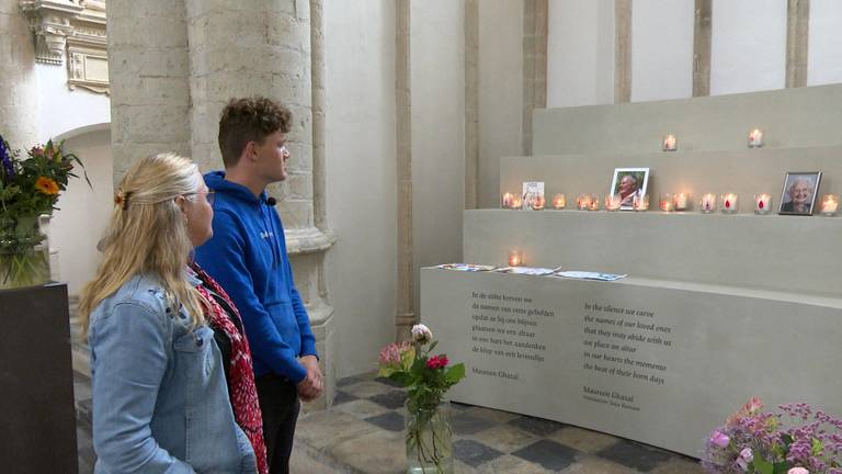Luuk en Angela Peters bij de gedenkhoek in de Grote Kerk in Breda. (foto: Raoul Cartens)