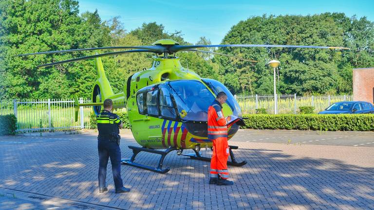 Er werd een traumahelikopter ingezet om de werknemer te helpen (Foto: Rico Vogels). 