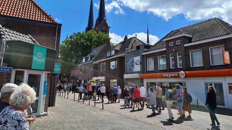 Een rouwstoet loopt door het dorp (foto: Erik Haverhals / FPMB).