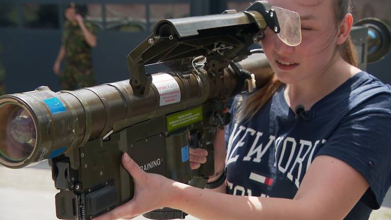 Anouk met een Stinger luchtdoelraket (foto: Omroep Brabant)