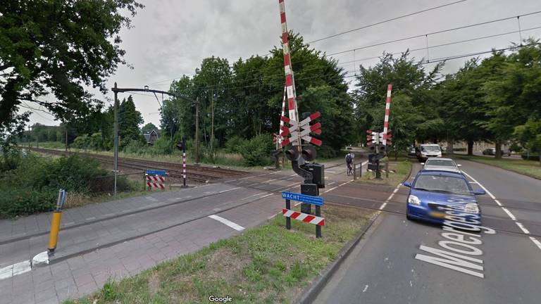 De spoorwegovergang van de Moergestelseweg (foto: Google Streetview)