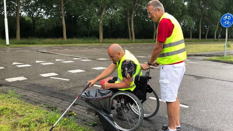 Martijn Koevermans ruimt zwerfafval op vanuit zijn rolstoel