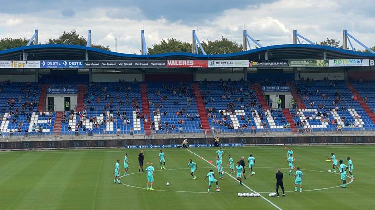 De eerste training van Willem II, met plukjes supporters op de tribune.
