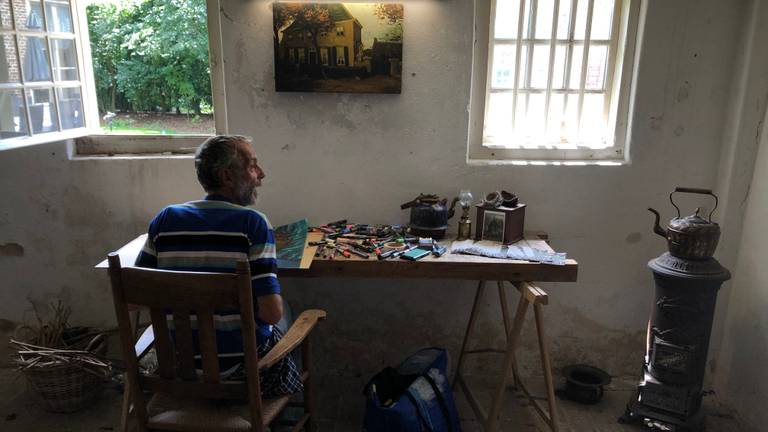 De Franse kunstenaar NOWART in het atelier van Van Gogh (foto: Alice van der Plas)