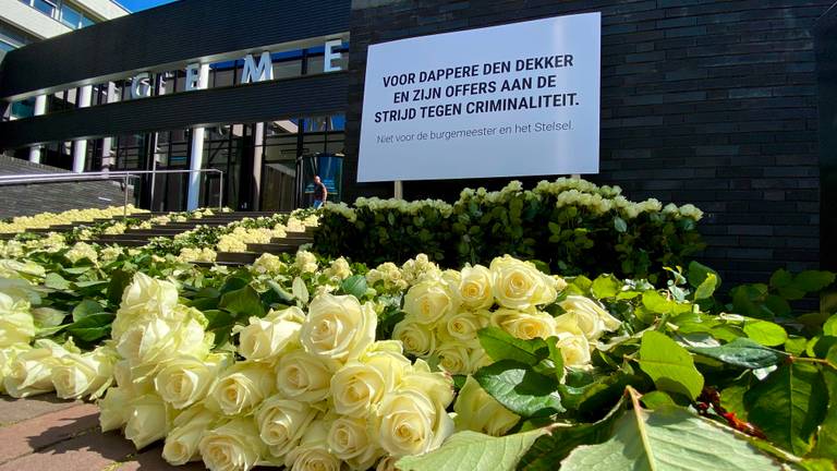 Duizenden rozen bij het gemeentehuis (foto: Omroep Brabant).