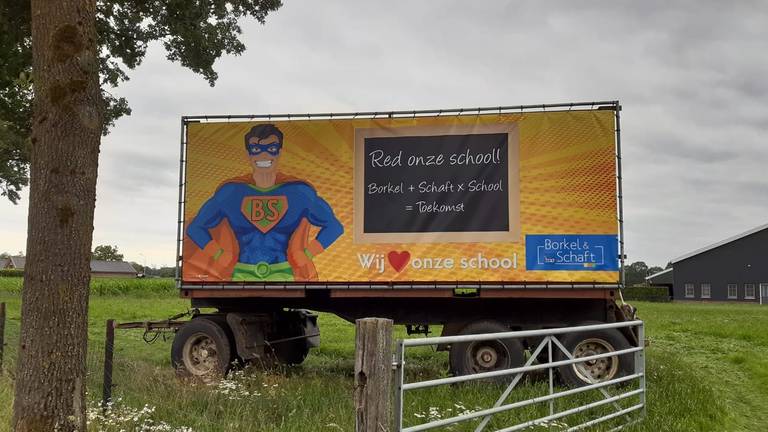 Overal in Borkel zijn banners en posters met 'Supermenneke' te zien (foto: facebookpagina 'Houd de basisschool in Borkel en Schaft open')
