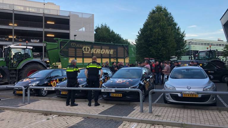 Boeren verzamelden zich bij Omroep Brabant (foto: Omroep Brabant).