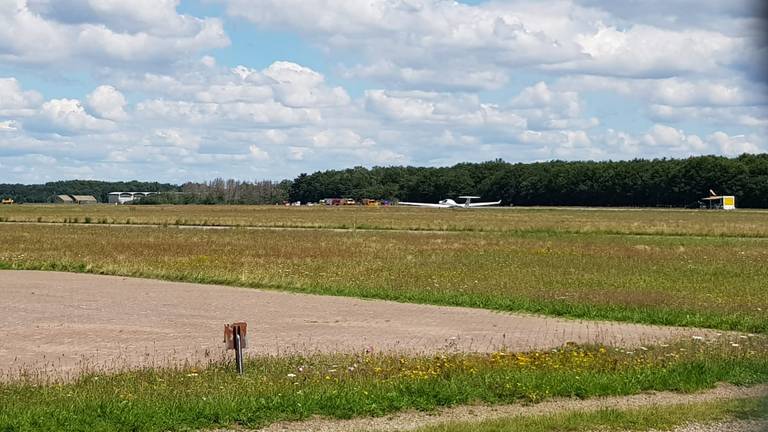 Het toestel kwam neer bij de bossen, links achter een ander vliegtuig van GLC Illustrious (foto: Erwin).