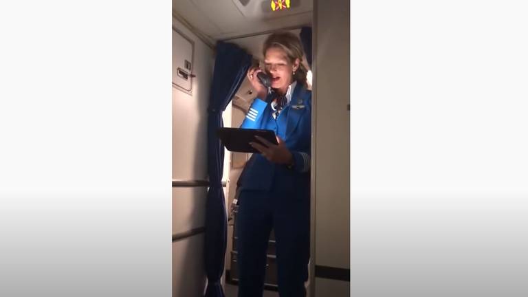 De zingende KLM-purser Marloes ging viral (foto: YouTube).