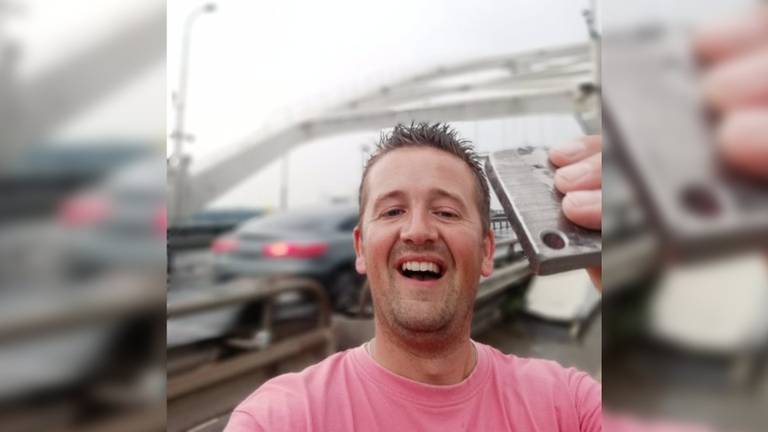 Tonnie met zijn stuk Merwedebrug voor de Merwedebrug.