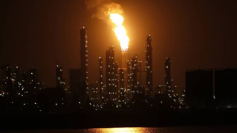 Het affakkelen bij  Shell Moerdijk. (Foto: Hans Oskam)