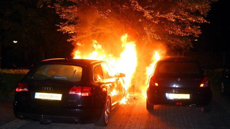 De twee auto's die zondagochtend aan de Wolfsmelkstraat uitbrandden (foto: Bart Meesters/SQ Vision).