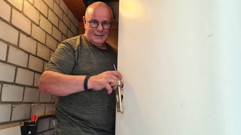 Kees de Boer repareert zijn slot na de inbraak. 