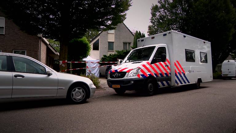 Onderzoek bij het huis van Jack (foto: Raymond Merkx).