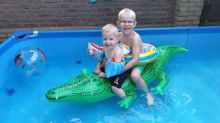 Danielle Heesakkers-Jansen fotografeerde haar kinderen op een krokodil.