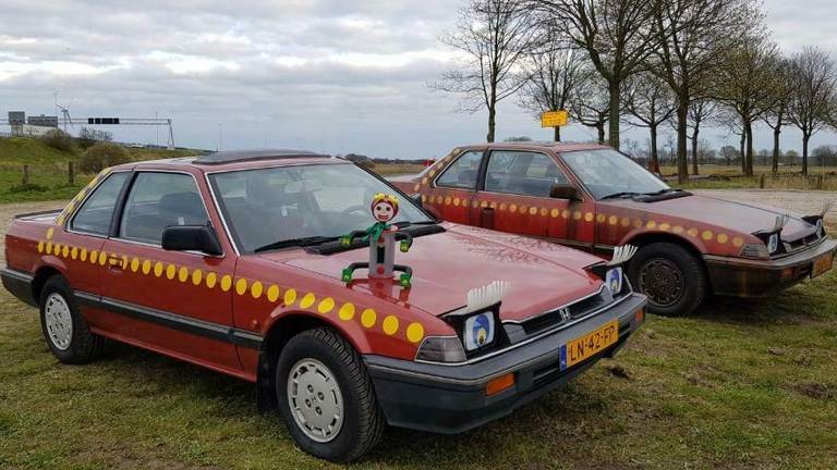 De twee auto's van Rob (en Robin), de voorste staat te koop (foto: Rob/Marktplaats).