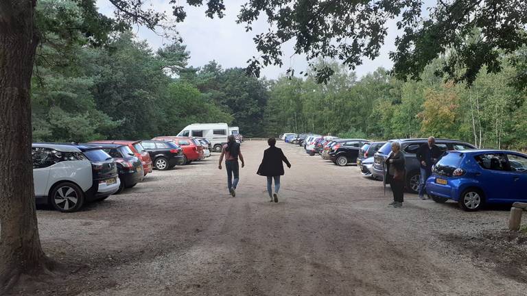 De parkeerplaats op de Strabrechtse Heide staat vol geparkeerd (Foto: Erik Schram).