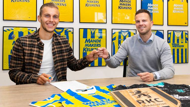 Finn Stokkers tekent contract (foto: RKC Waalwijk).