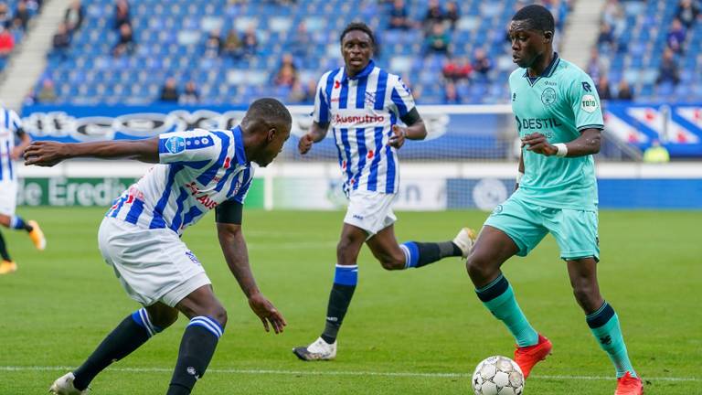 Derrick Köhn zoekt als verdediger ook veelvuldig de aanval (foto: OrangePictures).