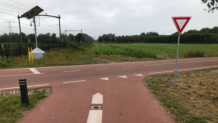 Het snelfietspad zou hier langs het spoor verder moeten lopen (foto: Alice van der Plas).