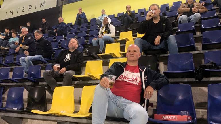 Supporters zitten op afstand van elkaar in het Rat Verlegh Stadion.