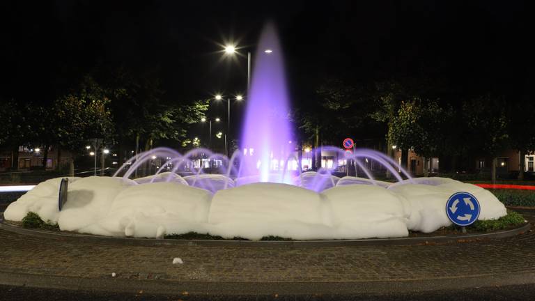 De rotonde is alweer bezaaid met schuim (foto: SQ Vision Mediaprodukties).