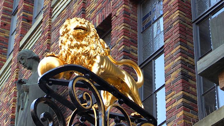 De gouden leeuw staat weer op zijn vaste plek (foto: Jos Verkuijlen)