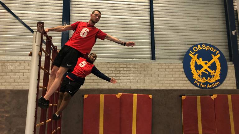 Twee kandidaten ondergaan de fysieke keuring op de kazerne in Vredepeel (Foto: Alice van der Plas)