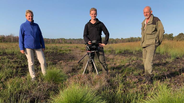 Mieke Dille, de vrouw van Han, samen met filmmaker Jarno van Bussel en gids Jos van de Kerkhof. 