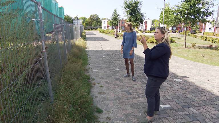 Margit en Sandra op de bouwplaats in Mierlo-Hout.