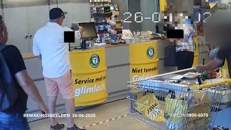 Twee van de mannen keken haar pincode af (foto: politie).