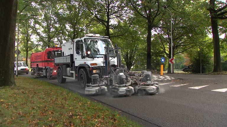 Het wegdek in de bocht van de Sweelincklaan wordt ruwer gemaakt.