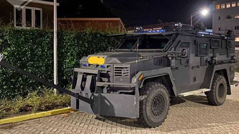 De politie gebruikte deze Bearcat tijdens de inval (foto: Instagram wijkagent Erik/politie).