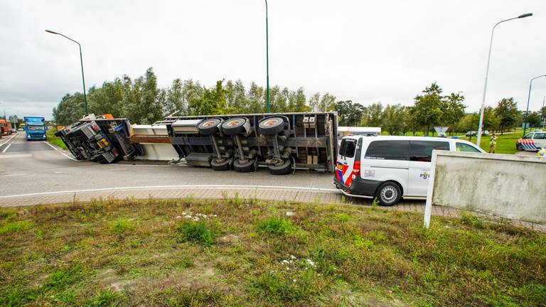 Op de N279 bij Beek en Donk is donderdagmiddag een vrachtwagen gekanteld (foto: Dave Hendriks/ SQ Vision Mediaprodukties).