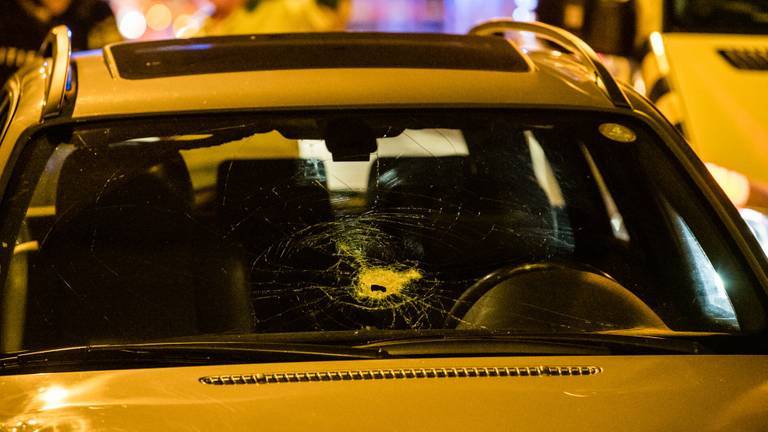 In de voorruit van een BMW met Belgisch kenteken zit een kogelgat (foto: Jack Brekelmans/SQ Vision Mediaprodukties).