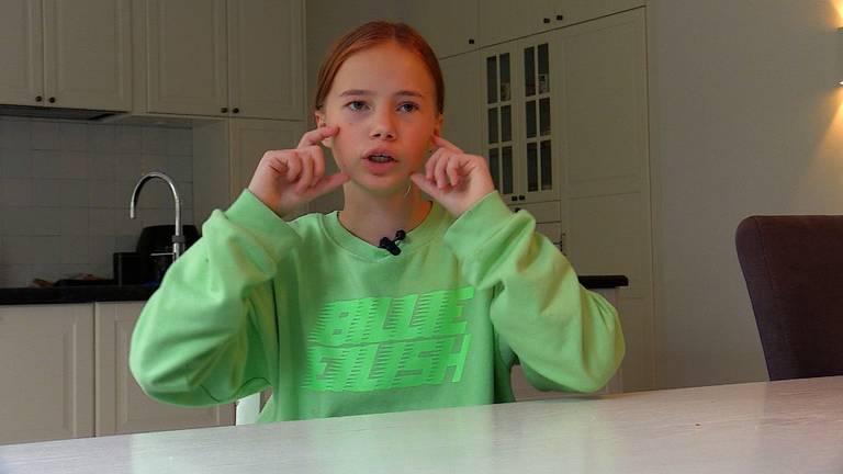 Mae (11) wil dat we meer doorzichtige mondkapjes gaan dragen
