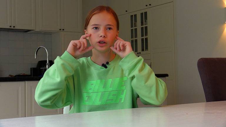 Mae (11) wil dat we meer doorzichtige mondkapjes gaan dragen