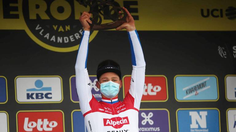 Van der Poel met de RVV-trofee (Foto: OrangePictures).