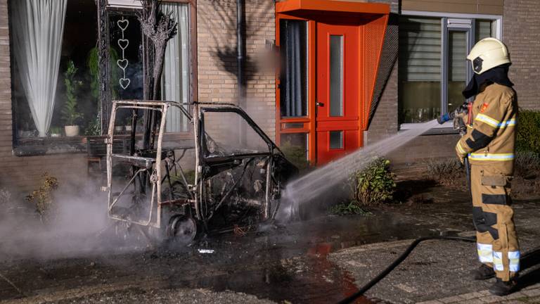 Het invalidenwagentje ging bij de brand in Vlijmen verloren (foto: Iwan van Dun/SQ Vision).