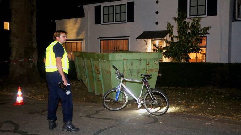 De container waar de man tegenaan fietste. De container hoorde niet bij het huis op de foto.